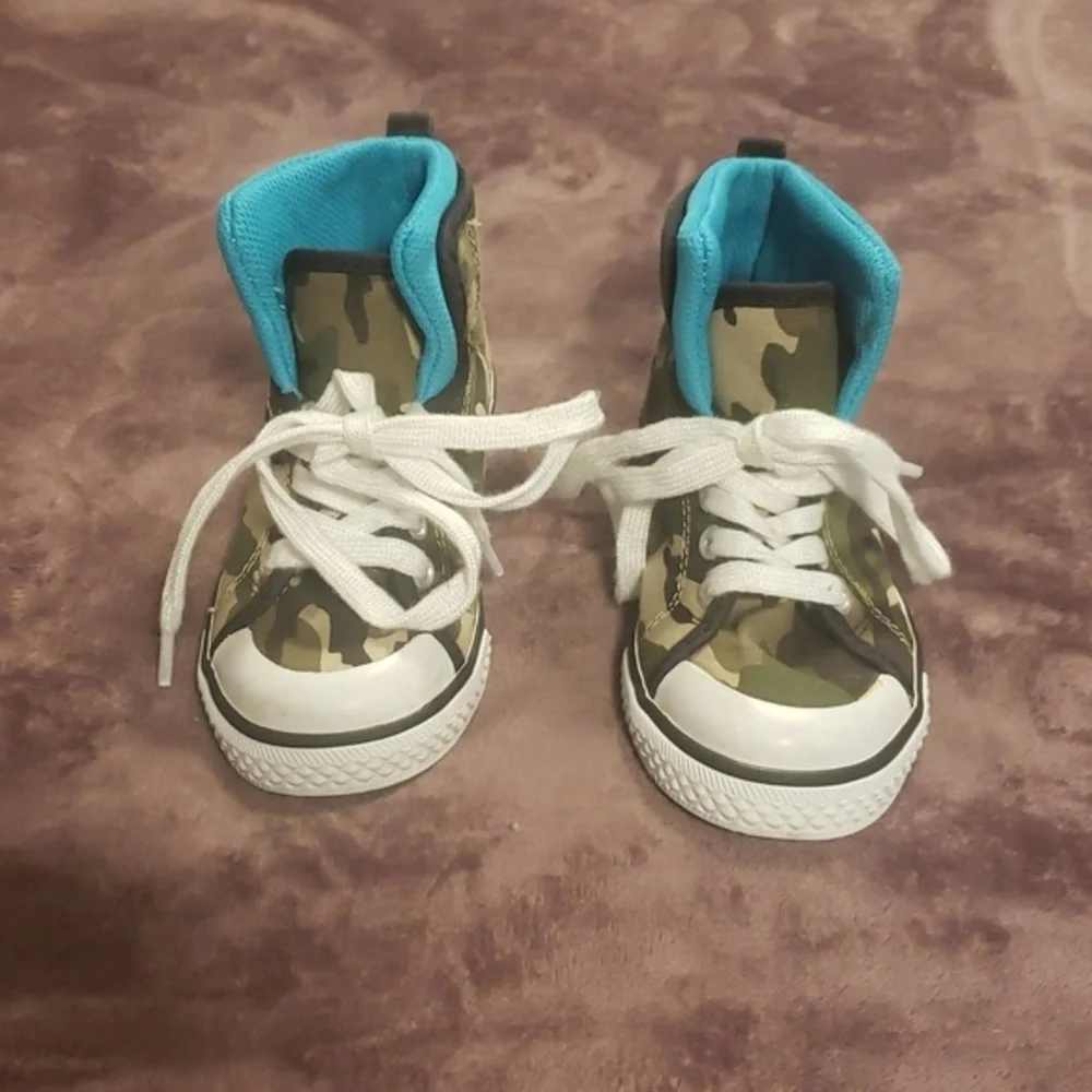 Crazy 8 high top camo shoes size 9‎